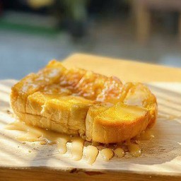 ขนมปังปิ้งสังขยาใบเตย