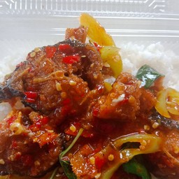 ผัดพริกแกงปลาดุกทอดกรอบ