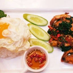 ข้าวกระเพรากุ้ง+ไข่ดาว Rice with basil stir-fried prawn & egg