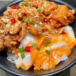 ข้าวไก่ทอดกระเทียม+ไข่ขยี้