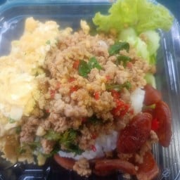 ข้าวกระเพราหมูสับ ไข่ขยี้ กุนเชียงทอด