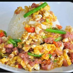 ข้าวราดแหนมผัดไข่