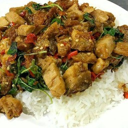 ข้าวราดหมูคั่วพริกเกลือในถ้วย