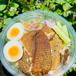 ข้าวหมูทอดกระเทียมพริกสด หลังโรงเรียน 🐷