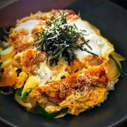 ข้าวหน้าไก่ทอดราดไข่