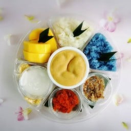 ชุดกล่องกลมข้าวเหนียวมะม่วงรวมมิตร (เหมาะสำหรับ 3-5 คน)