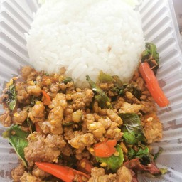 ข้าวราดผัดกะเพราไก่สับ