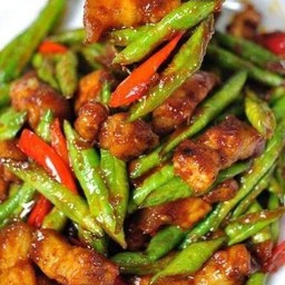 ผัดพริกแกงถั่วราดข้าวไก่