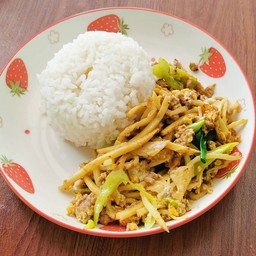 ข้าวราดผัดหน่อไม้ใส่ไข่