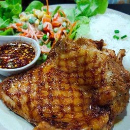 สะโพกไก่ลักกี้น้ำจิ้มแจ่วเสิร์พร้อมข้าวสวย