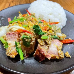 ข้าวหมูกรอบผัดผงกะหรี่