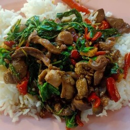 กระเพราเครื่องในไก่