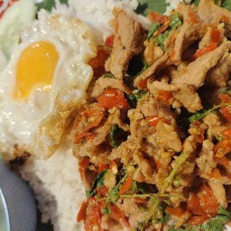 กะเพราหมูชิ้น+ไข่ดาว