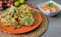 ยําผักบุ้งกรอบ