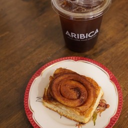 Ice Americano with Cinnamon rolls