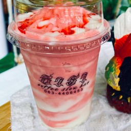 โยเกิร์ตสตรอว์เบอร์รี่ปั่น