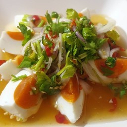 ยำไข่เค็ม