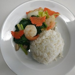 ผัดผักรวมกุ้งราดข้าว