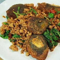 กระเพราหมูสับไข่เยี่ยวม้าราดข้าว