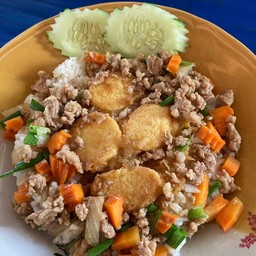 เต้าหู้ทอดกรอบทรงเครื่องราดข้าว