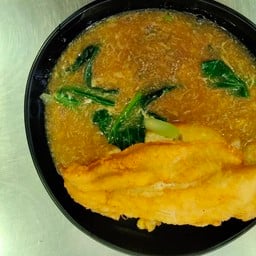 ราดหน้าปลาเส้นใหญ่ห่อไข่