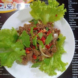 กระเพราไก่เป็นกับ