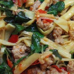 ผัดพริกแกงเนื้อชิ้นหน่อไม้ดอง