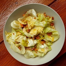 กระหล่ำปลีผัดน้ำปลา(ราดข้าว)