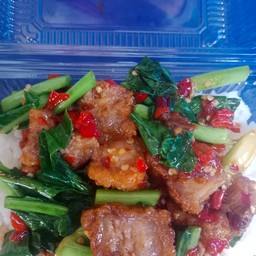 กระเพราหมูกรอบ