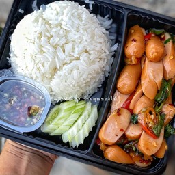 ข้าวกะเพราไส้กรอกไก่ [EM]