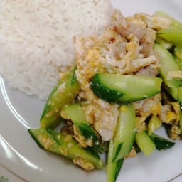 แตงกวาผัดไข่ใส่หมูราดข้าว