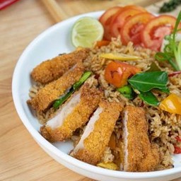 ข้าวผัดต้มยำไก่กรอบ-