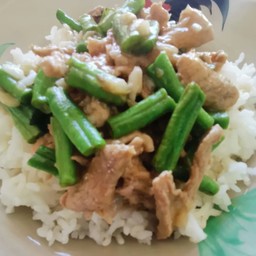 ถั่วฝักยาวผัดหมูชิ้นราดข้าว