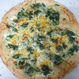 พิซซ่าหน้าผักโขม