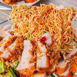 [อร่อยซ่ากับโค้ก] ยำมาม่าคอหมูทอด +  โค้ก ไม่มีน้ำตาล (กระป๋อง) 