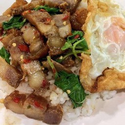 กะเพราหมูกรอบ