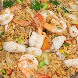 ข้าวผัดทะเลถาด