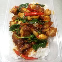 หมูกรอบผัดพริกเผาราดข้าว