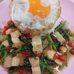 คะน้าหมูกรอบ ไข่ดาว