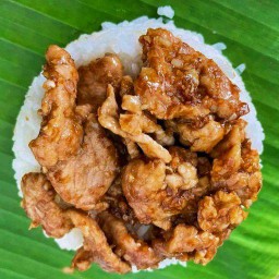 ข้าวหมูชิ้นกะเทียมพริกไทย