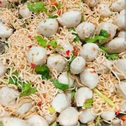 ลูกชิ้นยำยำ