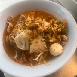 ก๋วยเตี๋ยวเส้นเล็กต้มยำ