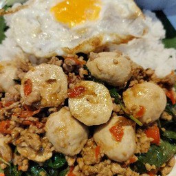กะเพรา( ลูกชิ้น+หมูสับ)+ไข่ดาว