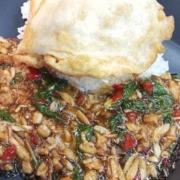ข้าวกระเพรา ปู  ไข่เจียว