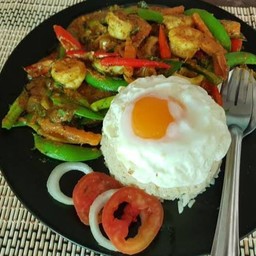 ข้าวผัดเครื่องแกงซีฟู้ด ไข่ดาว