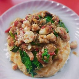 ข้าวไข่ข้นซอสกระเพากุ้ง