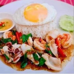 ข้าวกระเพราซีฟู้ดไข่ดาว