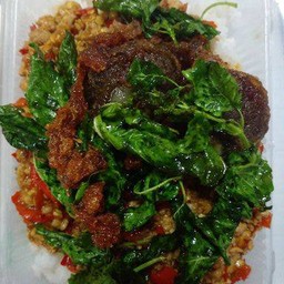 กระเพราโจร ไข่เยี่ยวม้า  ราดข้าว