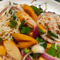 ยำขนมจีนไส้กรอก