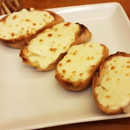 ขนมปังกะเทียมอบชีส